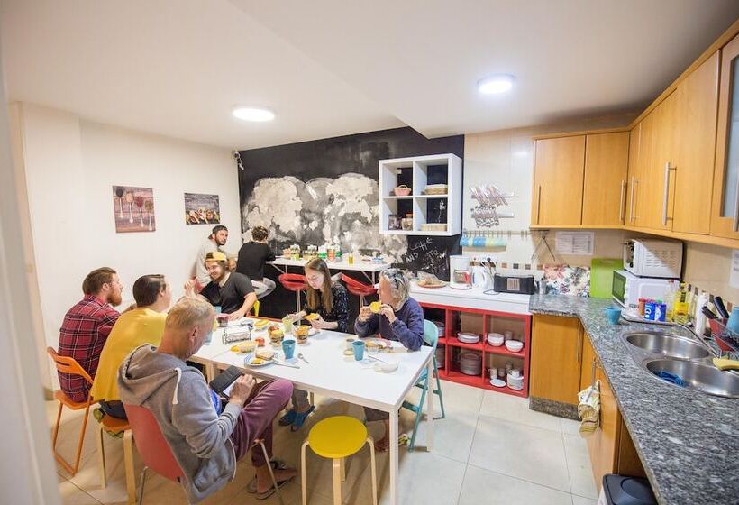 اتاق استاندارد با سرویس بهداشتی مشترک, Oh! My Hostel