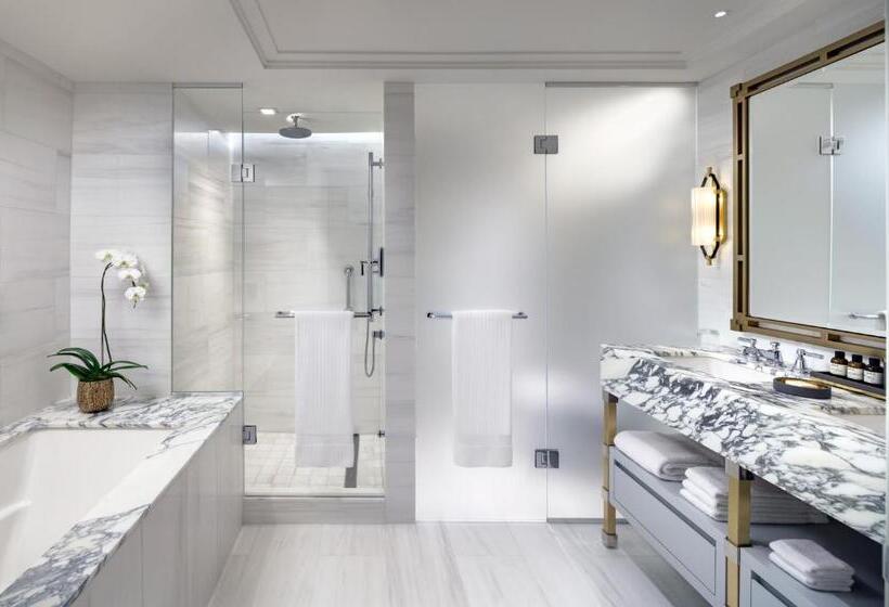 سوئیت با تخت بزرگ, Fairmont Royal York Gold Experience