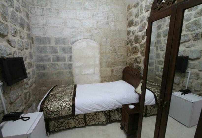 اتاق اکونومی یک تخته, Dara Konagı