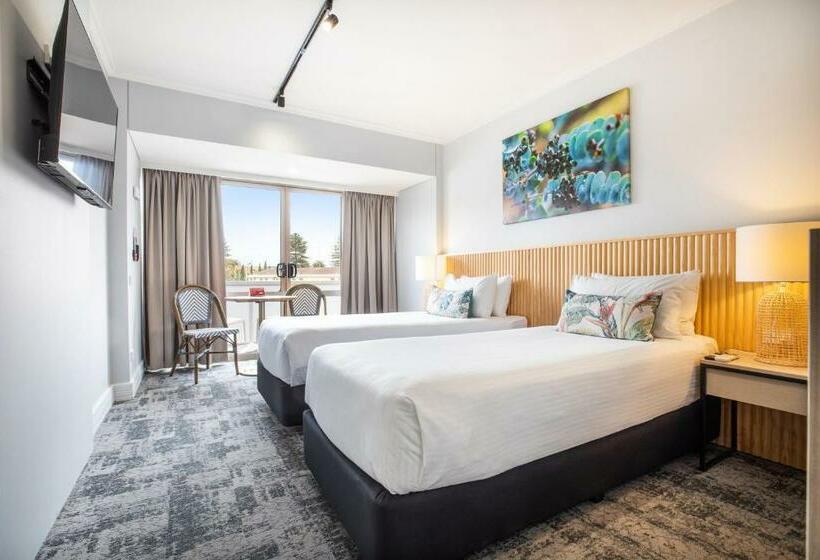استودیو استاندارد با تخت کینگ, Nightcap At Hotel Victor