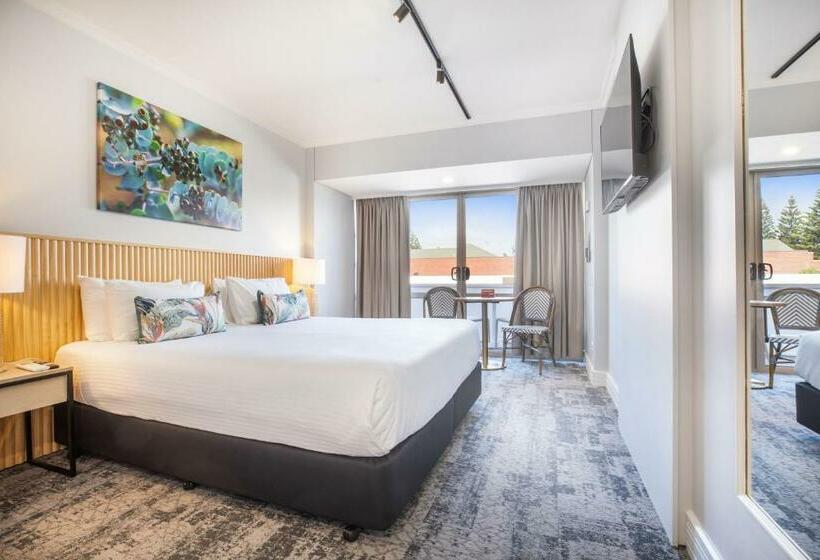 استودیو استاندارد با تخت کینگ, Nightcap At Hotel Victor