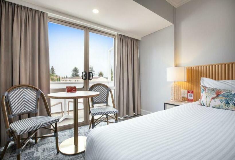 استودیو استاندارد با تخت کینگ, Nightcap At Hotel Victor