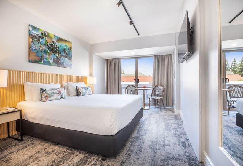 استودیو استاندارد با تخت کینگ, Nightcap At Hotel Victor
