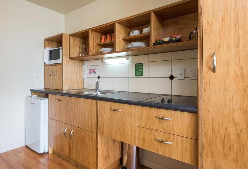 استودیوی استاندارد اینتریور, Parkside Motel