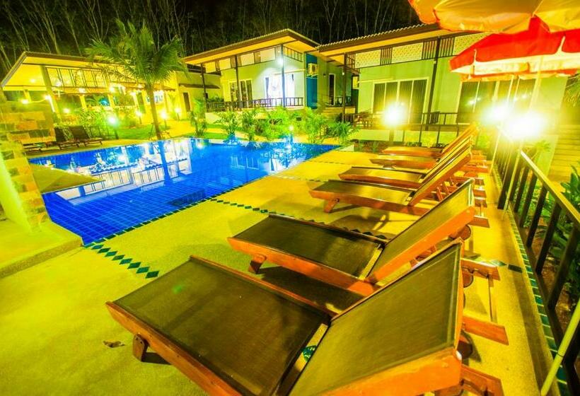 استودیو استاندارد با چشم‌انداز استخر, Chomphu Resort
