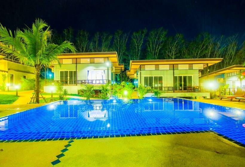 استودیو استاندارد با چشم‌انداز استخر, Chomphu Resort