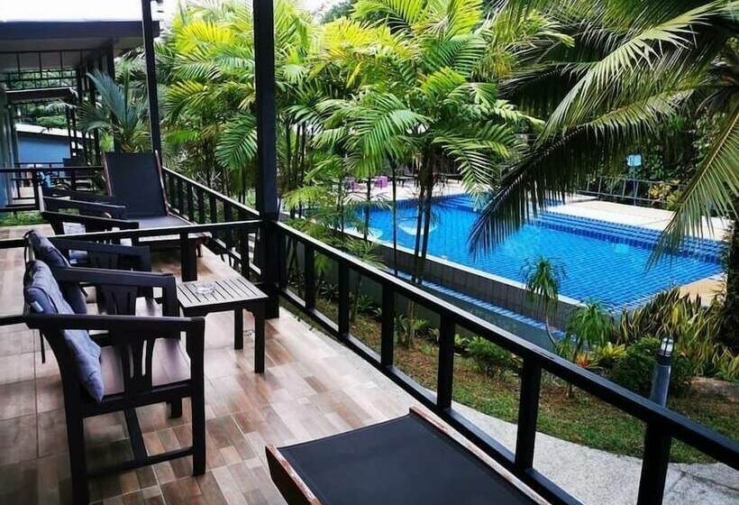 استودیو استاندارد با چشم‌انداز استخر, Chomphu Resort