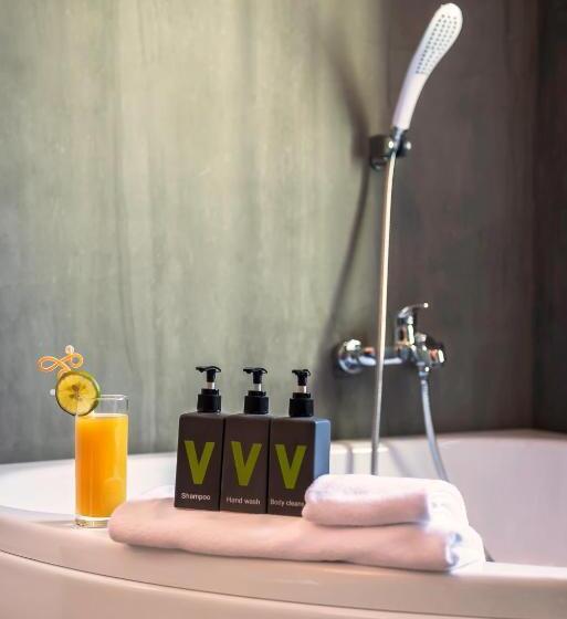 سوییت جونیور با بالکن, V Hotel Phnom Penh