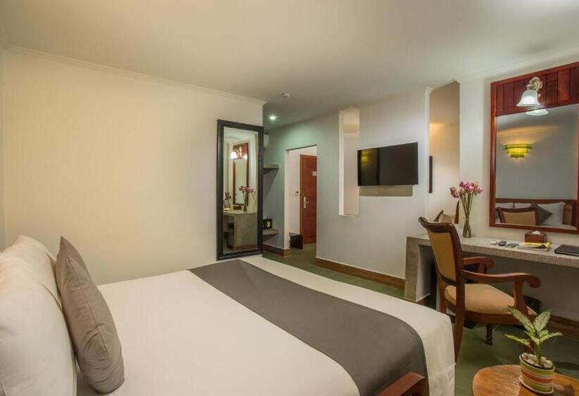 Quarto Familiar, V  Phnom Penh