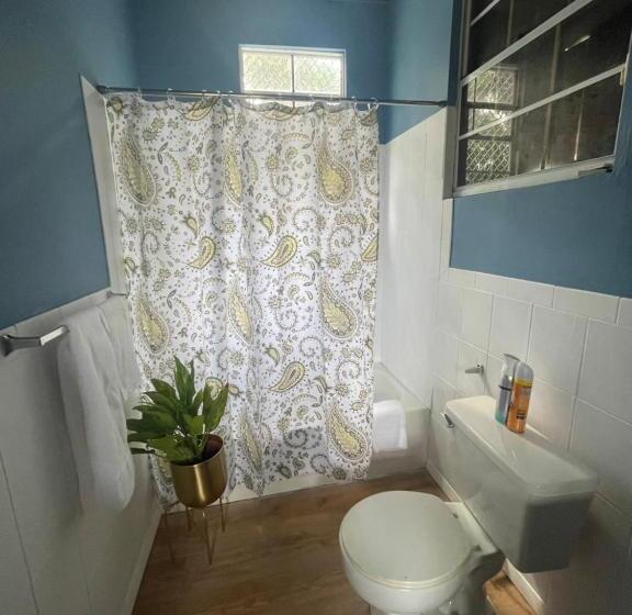 اتاق اکونومی, Jj Guest House
