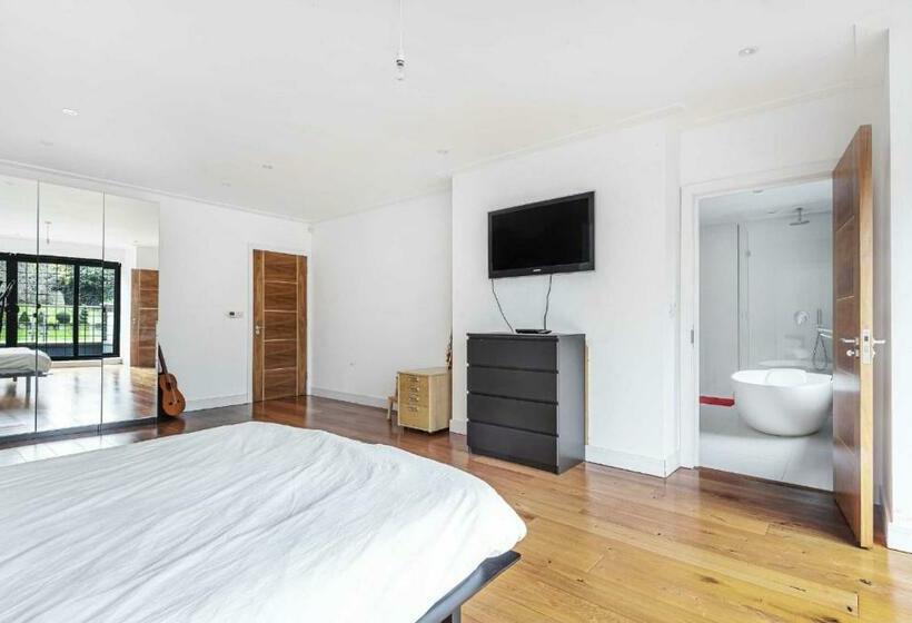 اتاق لوکس با بالکن, Heavenly London   Whetstone B&b