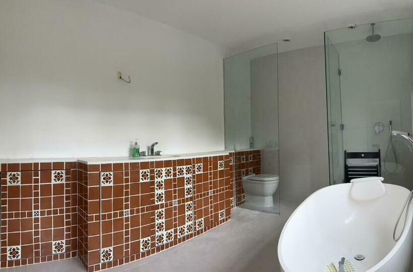 اتاق لوکس با بالکن, Heavenly London   Whetstone B&b