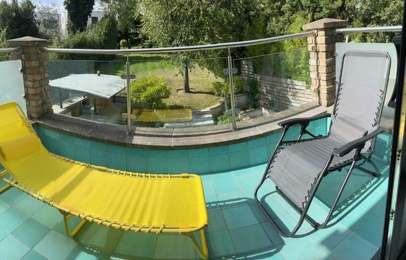 اتاق لوکس با بالکن, Heavenly London   Whetstone B&b