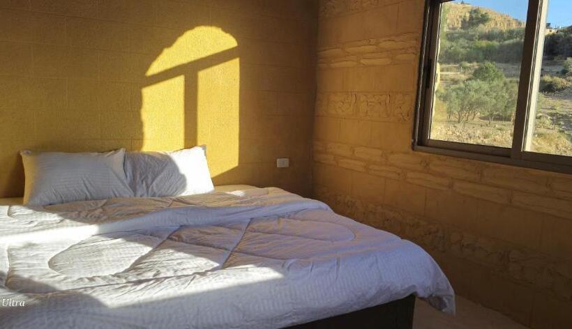 اتاق استاندارد با چشم‌انداز کوهستان, Dana Historic Village
