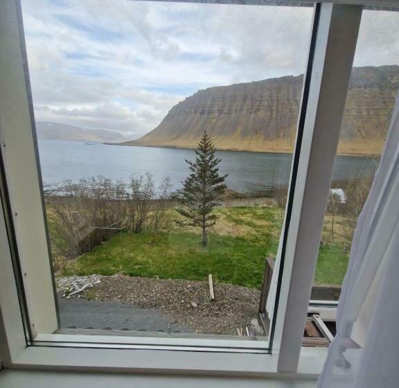 اتاق لوکس با چشم‌انداز دریا, Sólgarður Guesthouse
