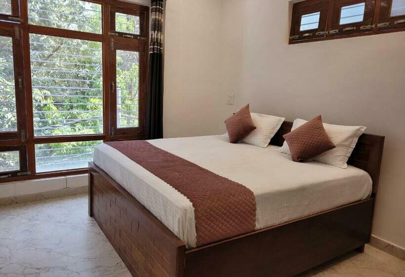 اتاق استاندارد, The Tree Lounge
