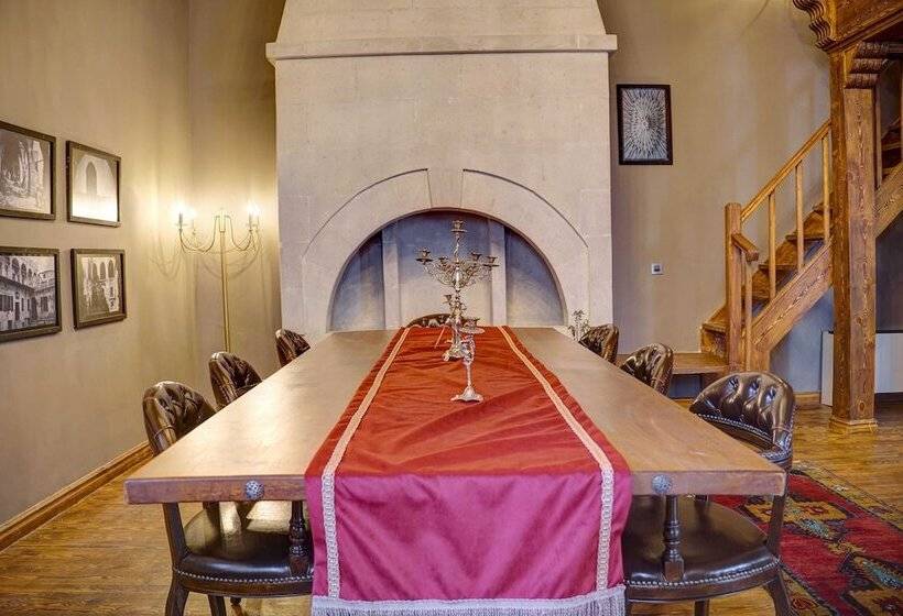 سوئیت پرزیدنت, Four Mansions