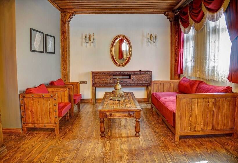 سوئیت پرزیدنت, Four Mansions