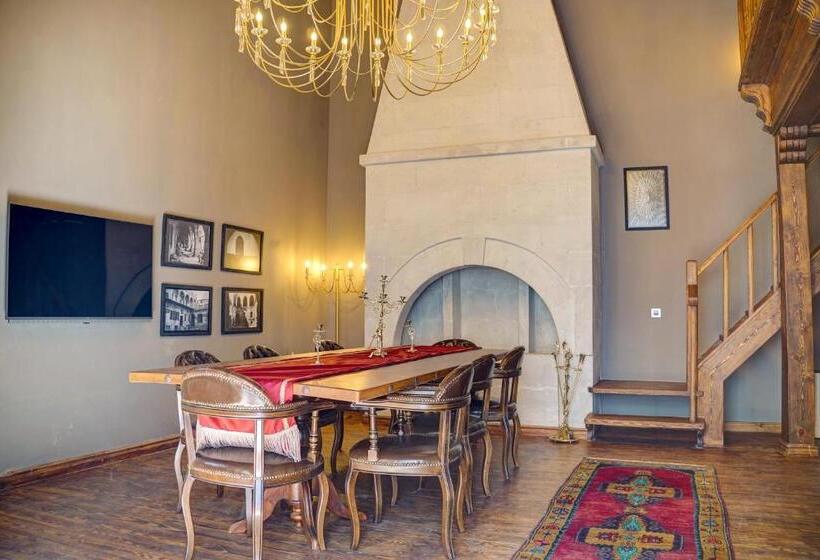 سوئیت پرزیدنت, Four Mansions