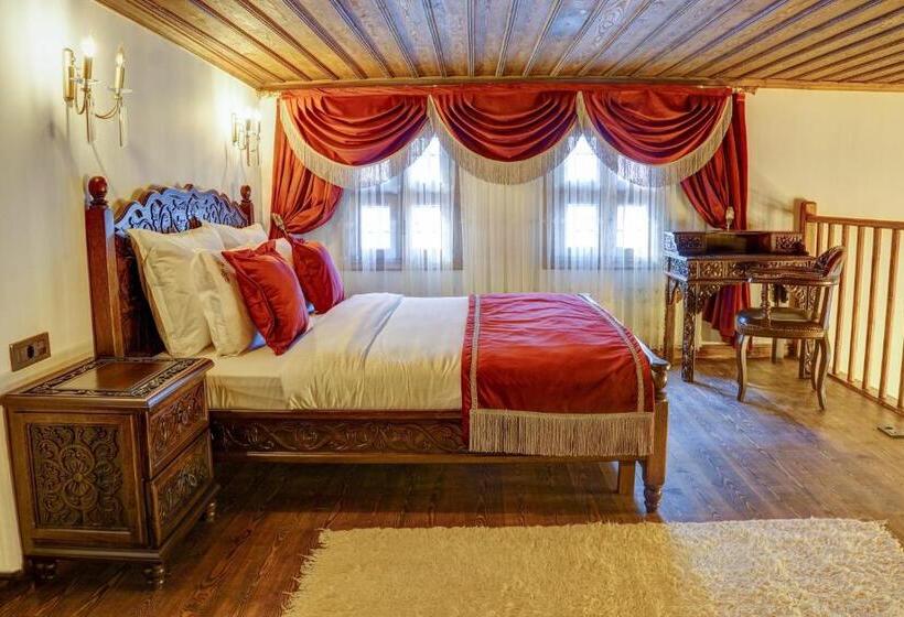 سوئیت پرزیدنت, Four Mansions