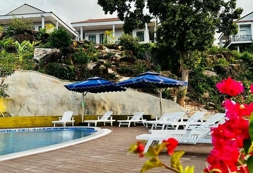 اتاق خانوادگی با چشم‌انداز کوه, Phu Quoc Hills Bungalow