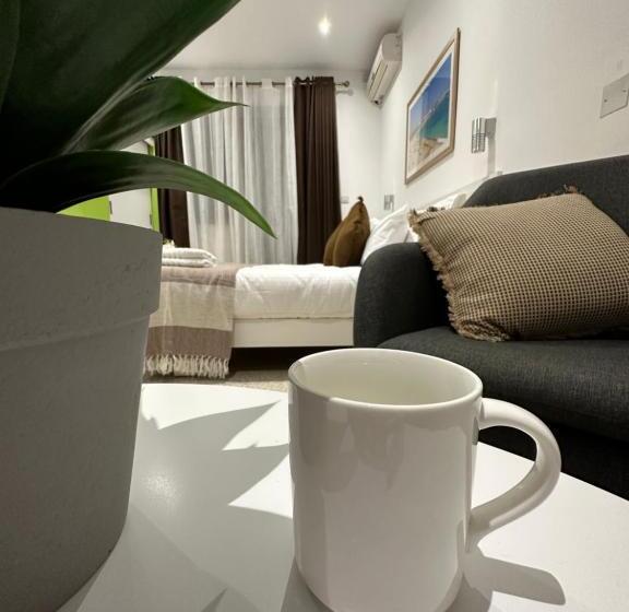 اتاق لوکس با بالکن و چشم‌انداز دریا, The Beach House
