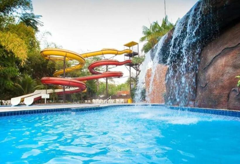 سوییت با چشم‌انداز استخر, Golden Dolphin Grande Hotel Resort