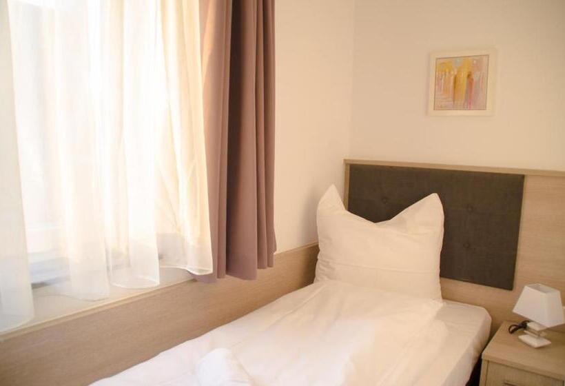 Quarto Triplo Standart, Alpha & Omega Hotel   Airconditioned