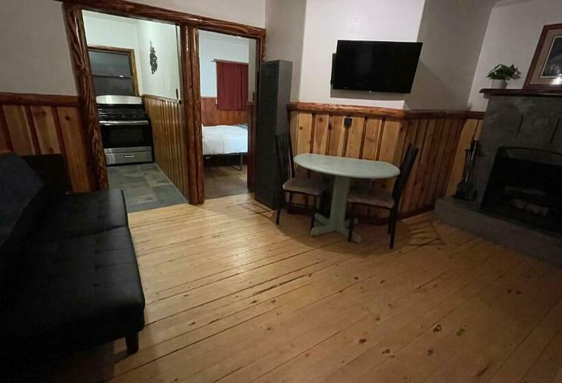 デラックススイート, Three Pines Cabins