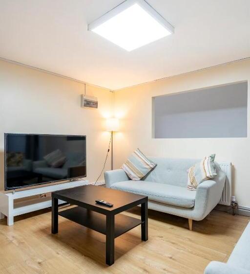 اتاق استاندارد با سرویس بهداشتی مشترک, Double Bed Room In Flat Near Birmingham City Centre