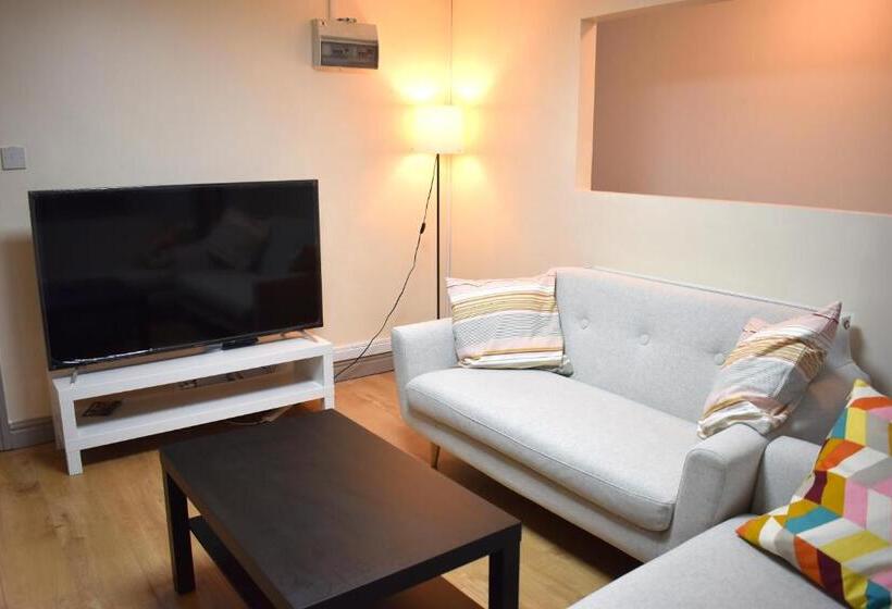 اتاق استاندارد با سرویس بهداشتی مشترک, Double Bed Room In Flat Near Birmingham City Centre