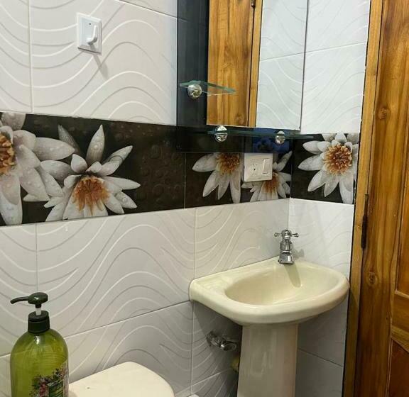 اتاق استاندارد با سرویس بهداشتی مشترک, Pacifica Hostel