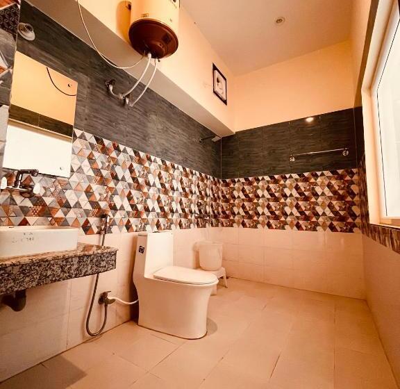 キングサイズベッドのスタンダードルーム, Sitara Hotel & Resort, ! Most Awarded Property In Mussoorie