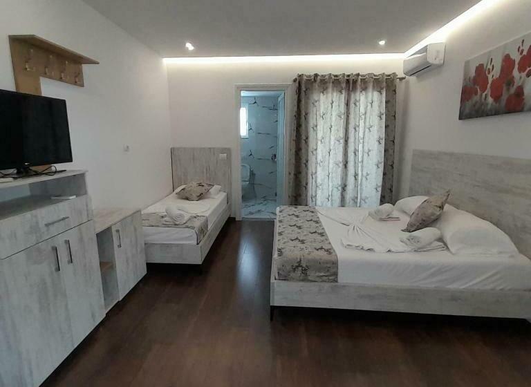 اتاق استاندارد سه تخته با بالکن, Vila Irdi