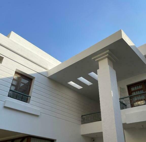 استودیو استاندارد با چشم‌انداز باغ, Livingville Nine
