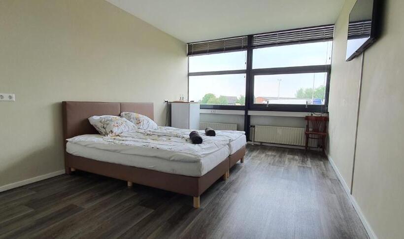 اتاق استاندارد, Hiway Motel