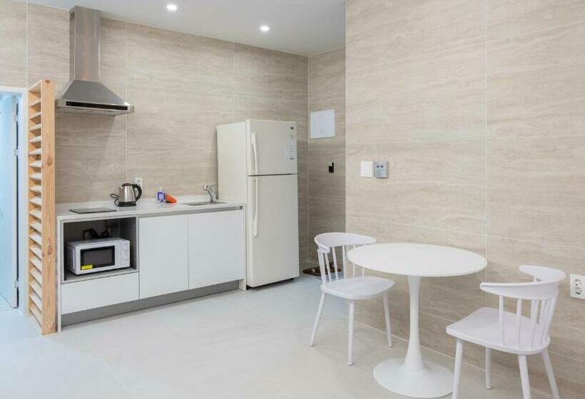 اتاق لوکس با چشم‌انداز دریا, White Castle Pension