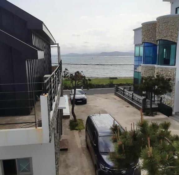 اتاق استاندارد با وان آب گرم, White Castle Pension