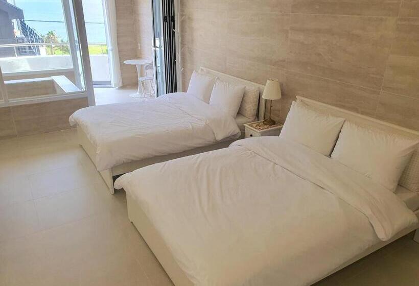 اتاق استاندارد با وان آب گرم, White Castle Pension