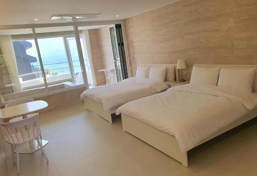 اتاق استاندارد با وان آب گرم, White Castle Pension