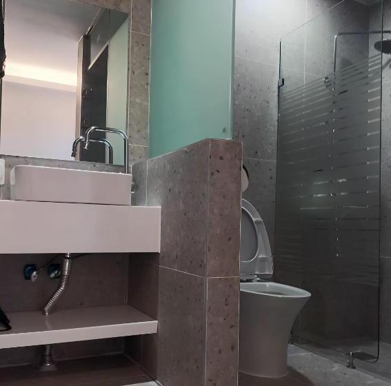 اتاق خانوادگی, White Castle Pension