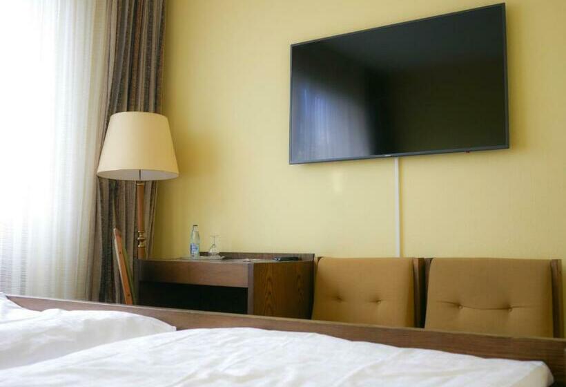 اتاق استاندارد سه نفره, Oronto