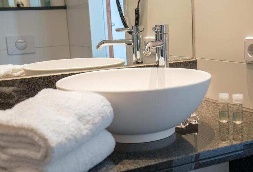 اتاق استاندارد با تخت بزرگ, Motel One Munich   Olympia Gate