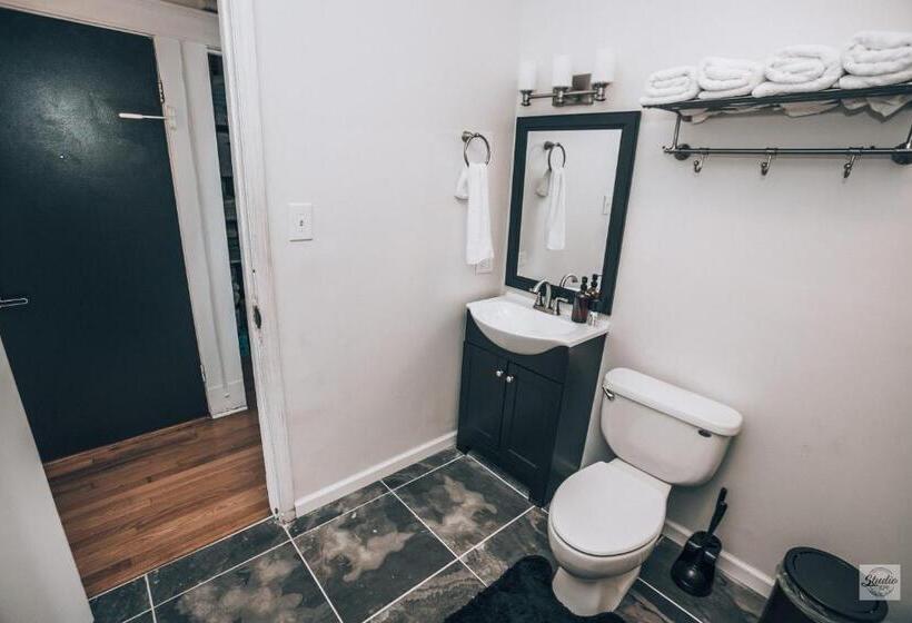 5 Bedroom Apartment, Stay 424 Hostel