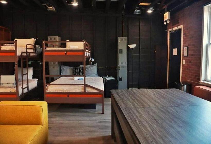 تختخواب در اتاق مشترک, Stay 424 Hostel