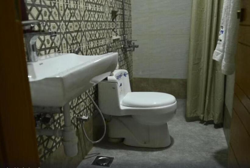 سوییت لوکس, Pearl Inn