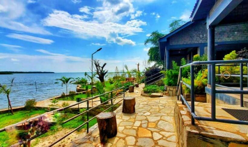 Deluxe room with river view, Gipir And Labongo Safari Lodge Ltd