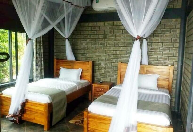 Deluxe room with river view, Gipir And Labongo Safari Lodge Ltd
