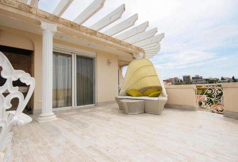 اتاق لوکس با چشم‌انداز دریا, Apartaments Crown Silvia