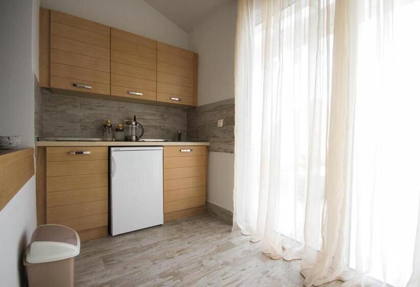 اتاق لوکس با چشم‌انداز دریا, Apartaments Crown Silvia